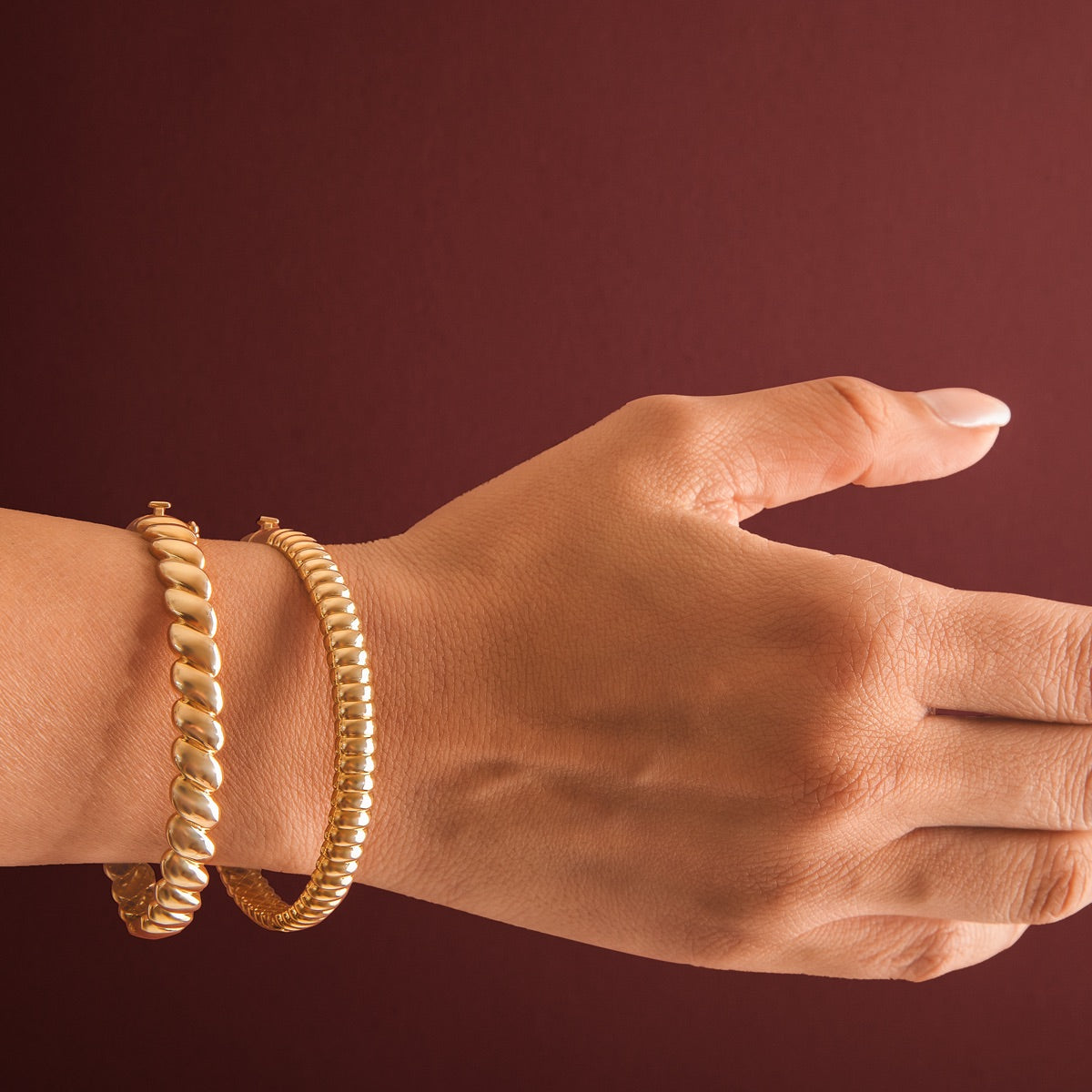 Romy 9ct Yellow Gold Oval with Clasp Bangle