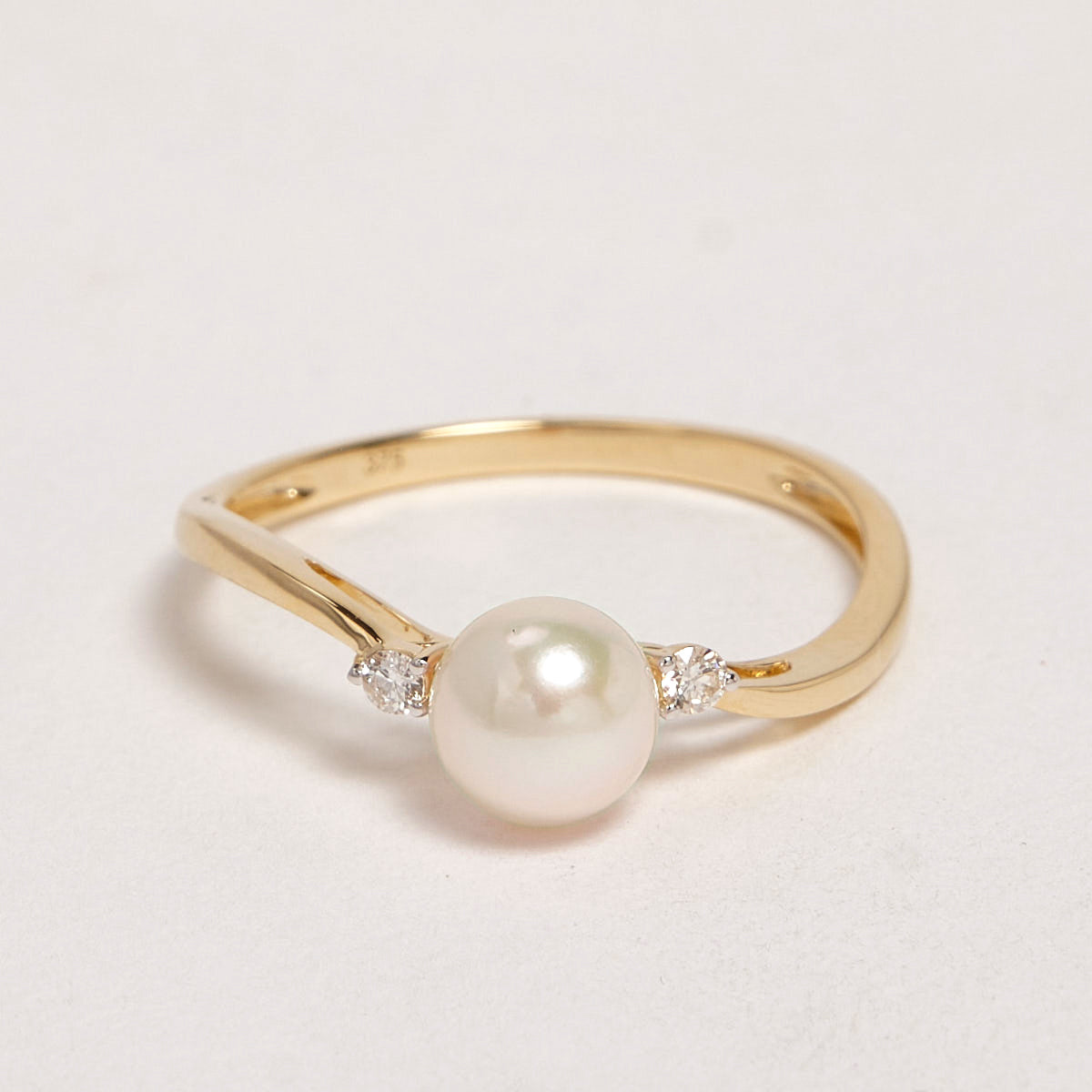 Evren 9ct Yellow Gold Vee Pearl & Diamond Ring
